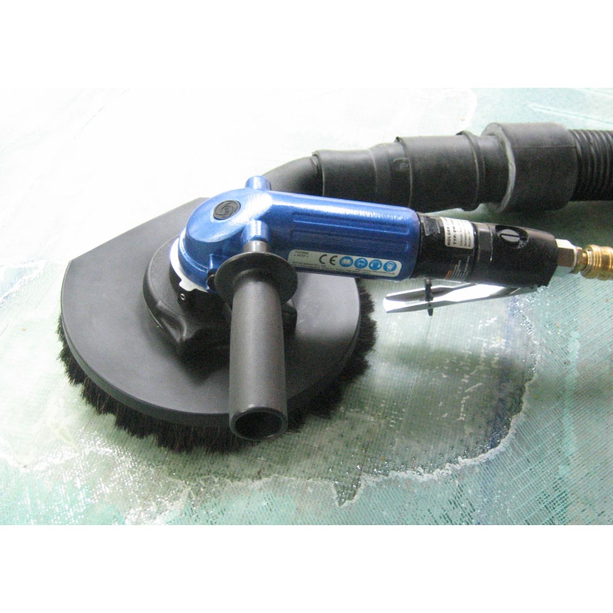 Druckluft-Winkelschleifer mit Absaugung DW108A/180-1 Anwendung GFK